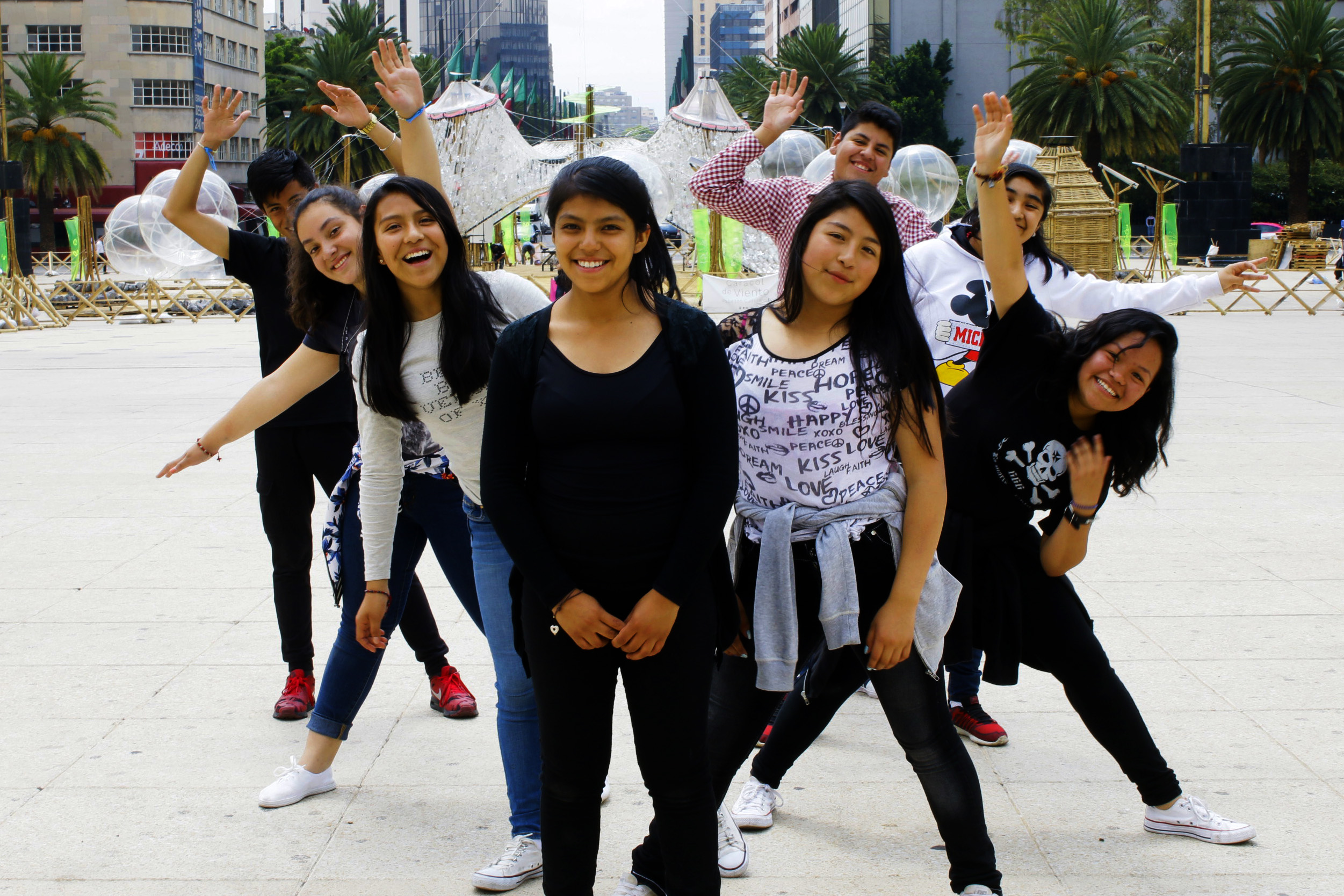 Jóvenes trabajando juntos por la paz